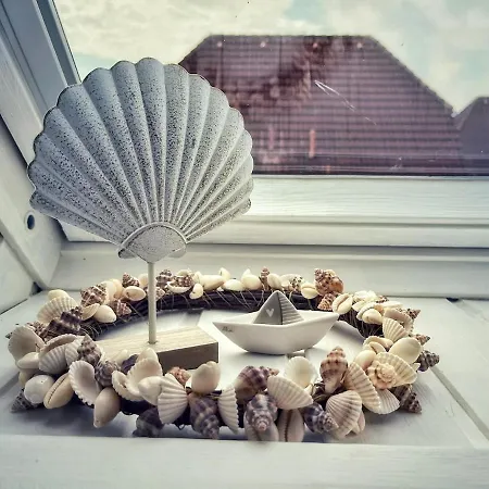Kleine Muschelbude Mit Balkon Und Wallbox In Nessmersiel