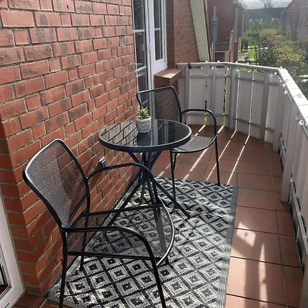 Kleine Muschelbude Mit Balkon Und Wallbox In Nessmersiel * دورنوم