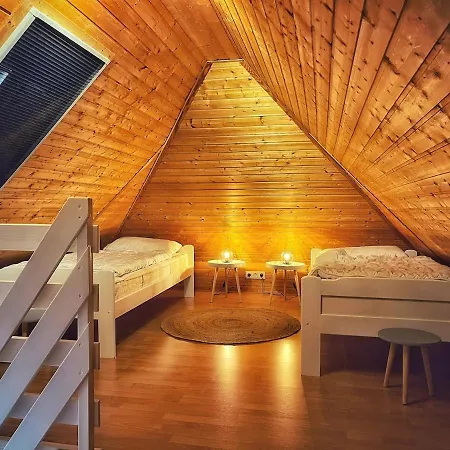 Kleine Muschelbude Mit Balkon Und Wallbox In Nessmersiel *